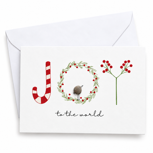 Handgemachte weiße Klappkarte mit Kieselstein-Vogel im Beerenkranz, Zuckerstange und Beerenzweig, Schriftzug „Joy to the world“ – Weihnachtskarte mit Umschlag