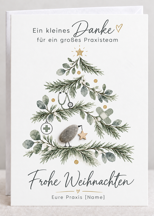 Handgemachte weiße Klappkarte mit Kieselstein-Vogel und Holzstern im Tannenzweig-Weihnachtsbaum mit Stethoskop und Pflaster, Spruch „Ein kleines Danke für ein großes Praxisteam“ – Weihnachtskarte für die Arztpraxis, Grußkarte mit Umschlag