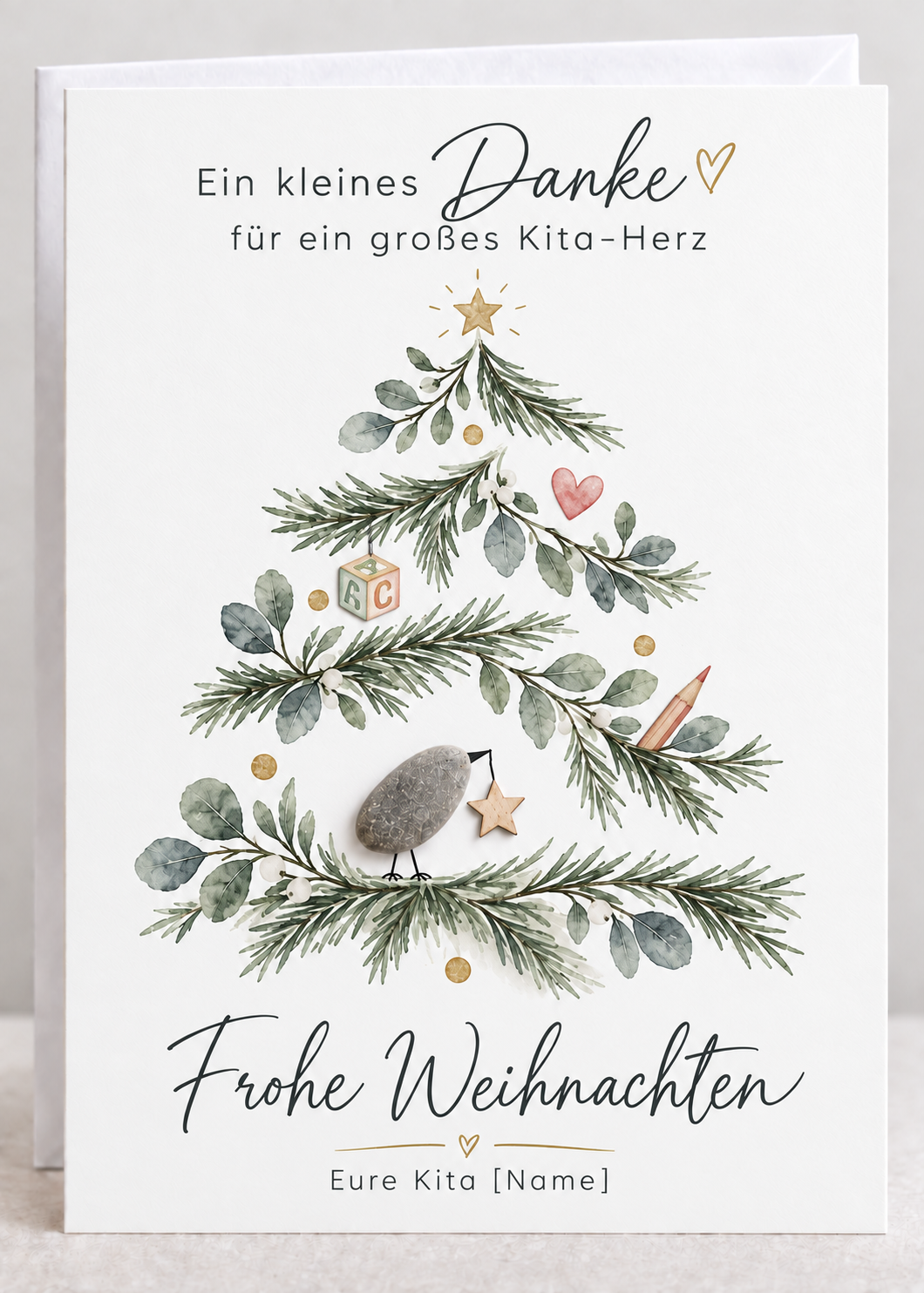 Handgemachte weiße Klappkarte mit Kieselstein-Vogel und Holzstern im Tannenzweig-Weihnachtsbaum mit ABC-Würfel, Buntstift und Herz, Spruch „Ein kleines Danke für ein großes Kita-Herz“ – Weihnachtskarte für die Kita, Grußkarte mit Umschlag