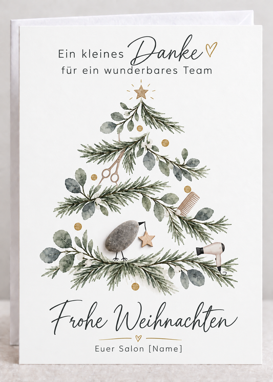 Handgemachte weiße Klappkarte mit Kieselstein-Vogel und Holzstern im Tannenzweig-Weihnachtsbaum mit Schere, Kamm und Föhn, Spruch „Ein kleines Danke für ein wunderbares Team“ – Weihnachtskarte für den Friseursalon, Grußkarte mit Umschlag