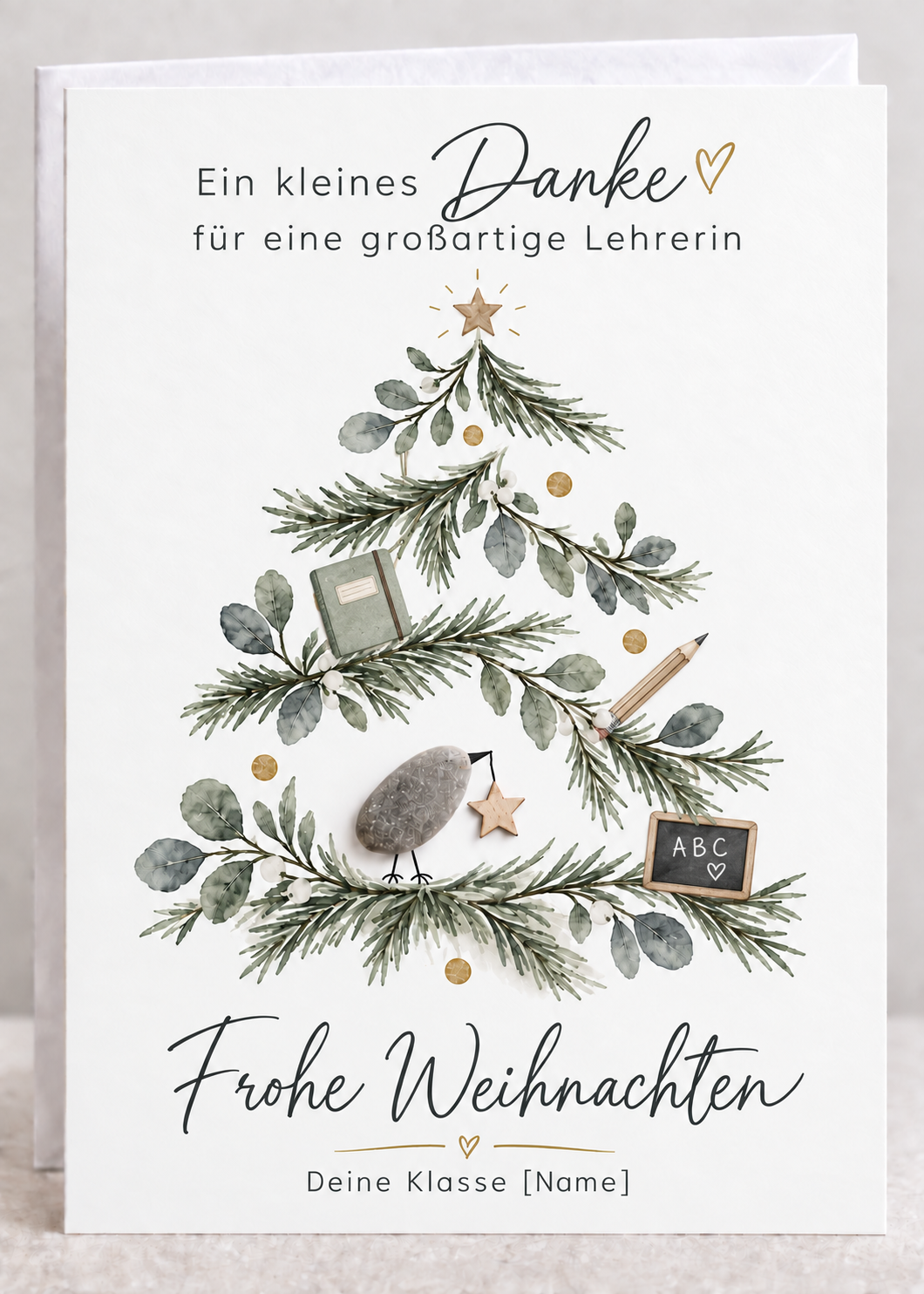 Handgemachte weiße Klappkarte mit Kieselstein-Vogel und Holzstern im Tannenzweig-Weihnachtsbaum mit Schulheft, Bleistift und Tafel, Spruch „Ein kleines Danke für eine großartige Lehrerin“ – Weihnachtskarte für die Lehrerin, Grußkarte mit Umschlag