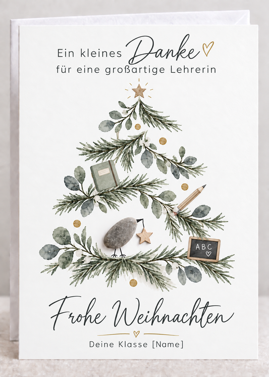 Handgemachte weiße Klappkarte mit Kieselstein-Vogel und Holzstern im Tannenzweig-Weihnachtsbaum mit Schulheft, Bleistift und Tafel, Spruch „Ein kleines Danke für eine großartige Lehrerin“ – Weihnachtskarte für die Lehrerin, Grußkarte mit Umschlag