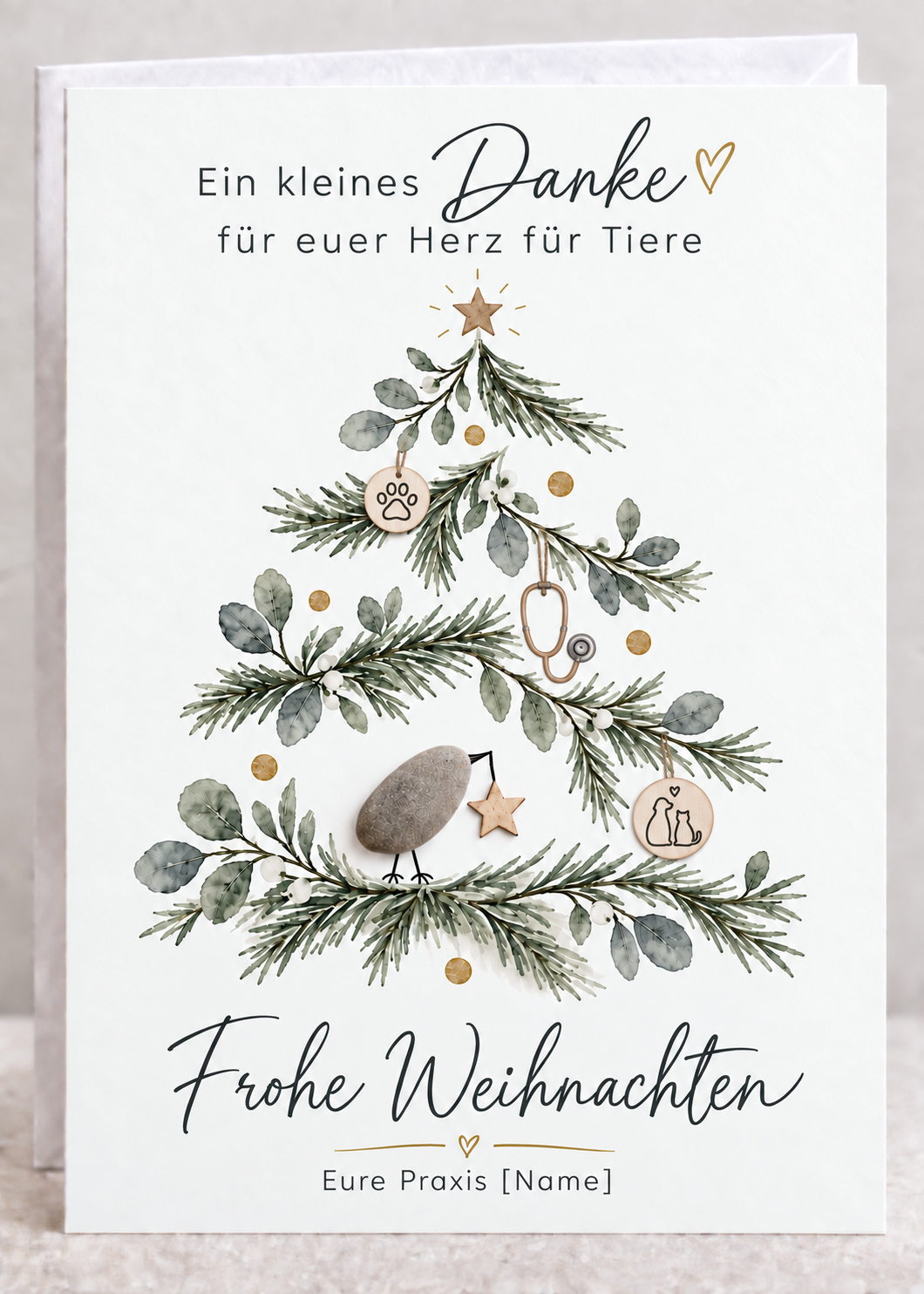 Handgemachte weiße Klappkarte mit Kieselstein-Vogel und Holzstern im Tannenzweig-Weihnachtsbaum mit Pfote, Stethoskop und Hund-und-Katze-Anhänger, Spruch „Ein kleines Danke für euer Herz für Tiere“ – Weihnachtskarte für die Tierarztpraxis, Grußkarte mit Umschlag