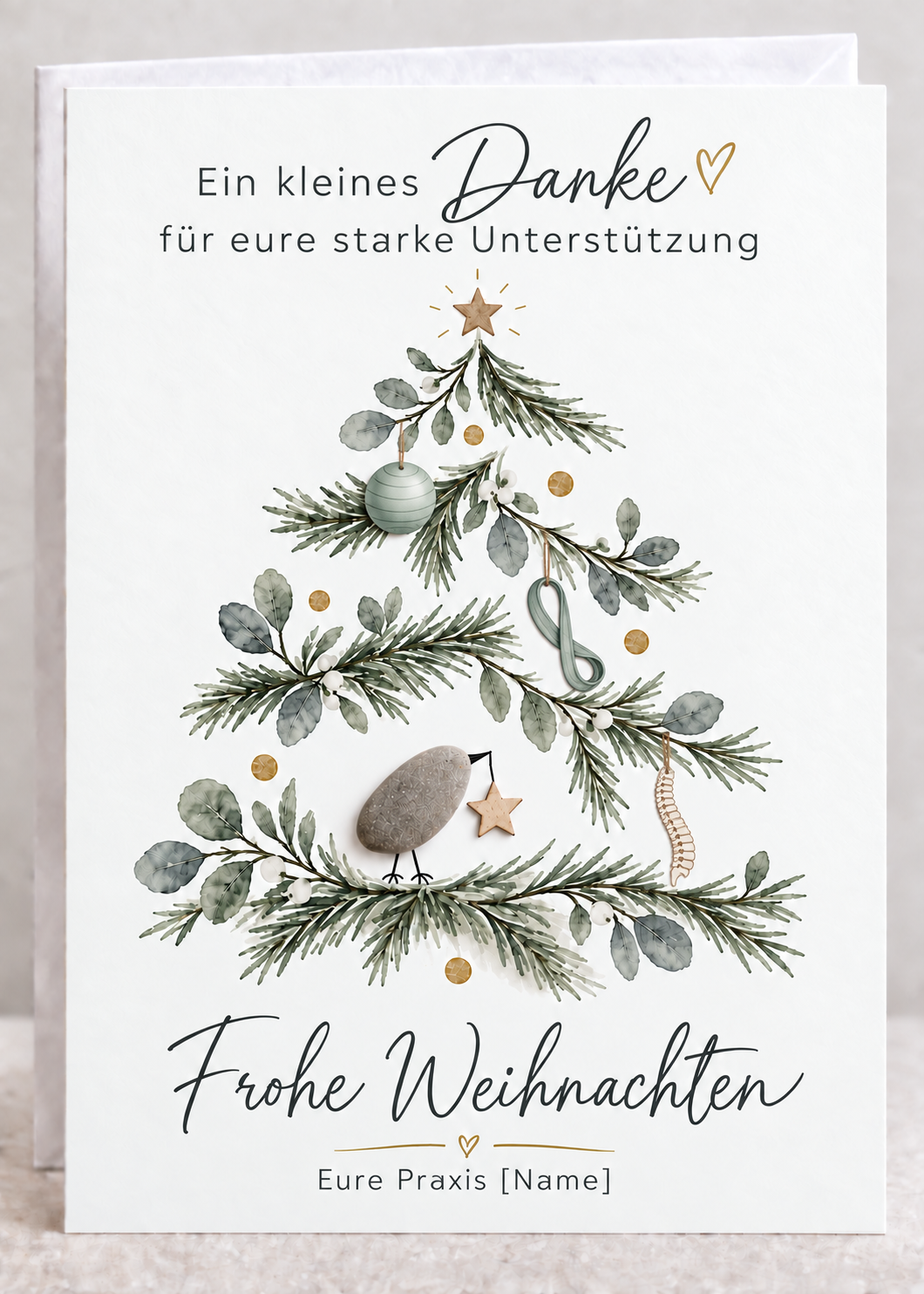 Handgemachte weiße Klappkarte mit Kieselstein-Vogel und Holzstern im Tannenzweig-Weihnachtsbaum mit Gymnastikball, Theraband und Wirbelsäule, Spruch „Ein kleines Danke für eure starke Unterstützung“ – Weihnachtskarte für die Physiotherapie, Grußkarte mit Umschlag