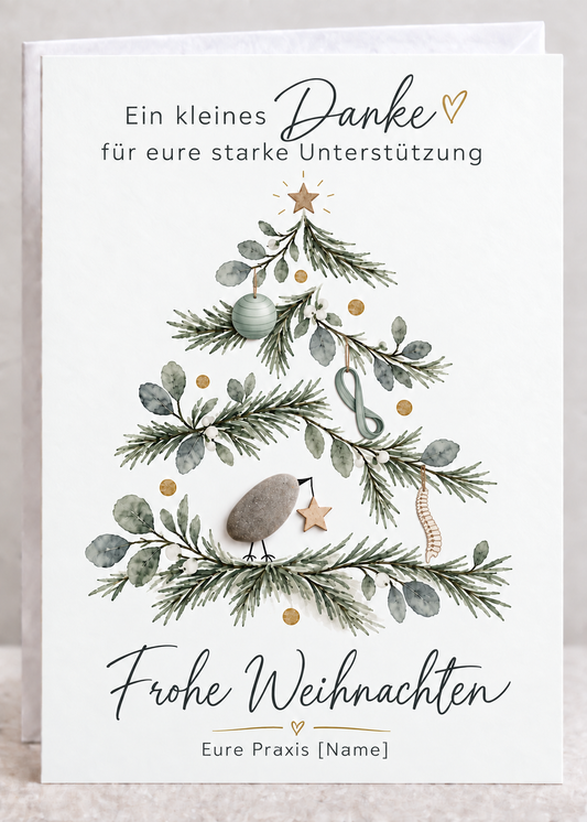 Handgemachte weiße Klappkarte mit Kieselstein-Vogel und Holzstern im Tannenzweig-Weihnachtsbaum mit Gymnastikball, Theraband und Wirbelsäule, Spruch „Ein kleines Danke für eure starke Unterstützung“ – Weihnachtskarte für die Physiotherapie, Grußkarte mit Umschlag