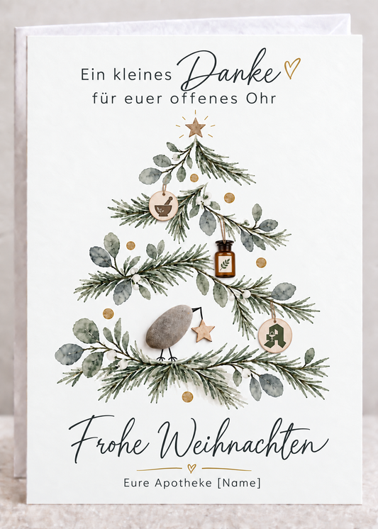 Handgemachte weiße Klappkarte mit Kieselstein-Vogel und Holzstern im Tannenzweig-Weihnachtsbaum mit Mörser, Apothekerflasche und Apotheken-A, Spruch „Ein kleines Danke für euer offenes Ohr“ – Weihnachtskarte für die Apotheke, Grußkarte mit Umschlag