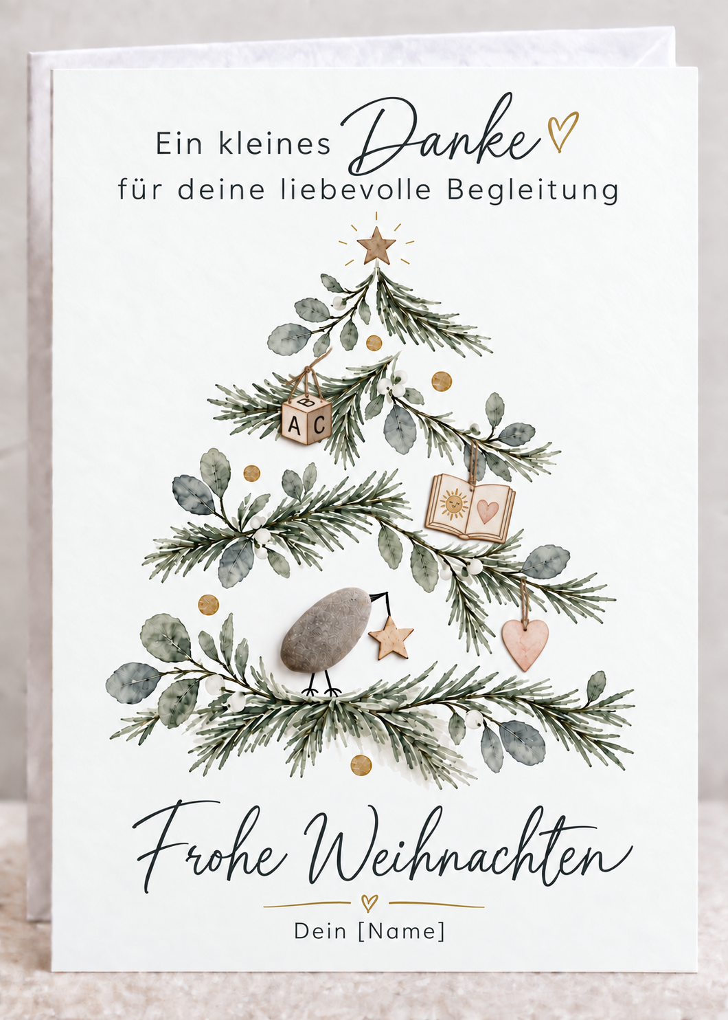 Handgemachte weiße Klappkarte mit Kieselstein-Vogel und Holzstern im Tannenzweig-Weihnachtsbaum mit ABC-Würfel, Buch und Herz, Spruch „Ein kleines Danke für deine liebevolle Begleitung“ – Weihnachtskarte für die Tagesmutter, Grußkarte mit Umschlag
