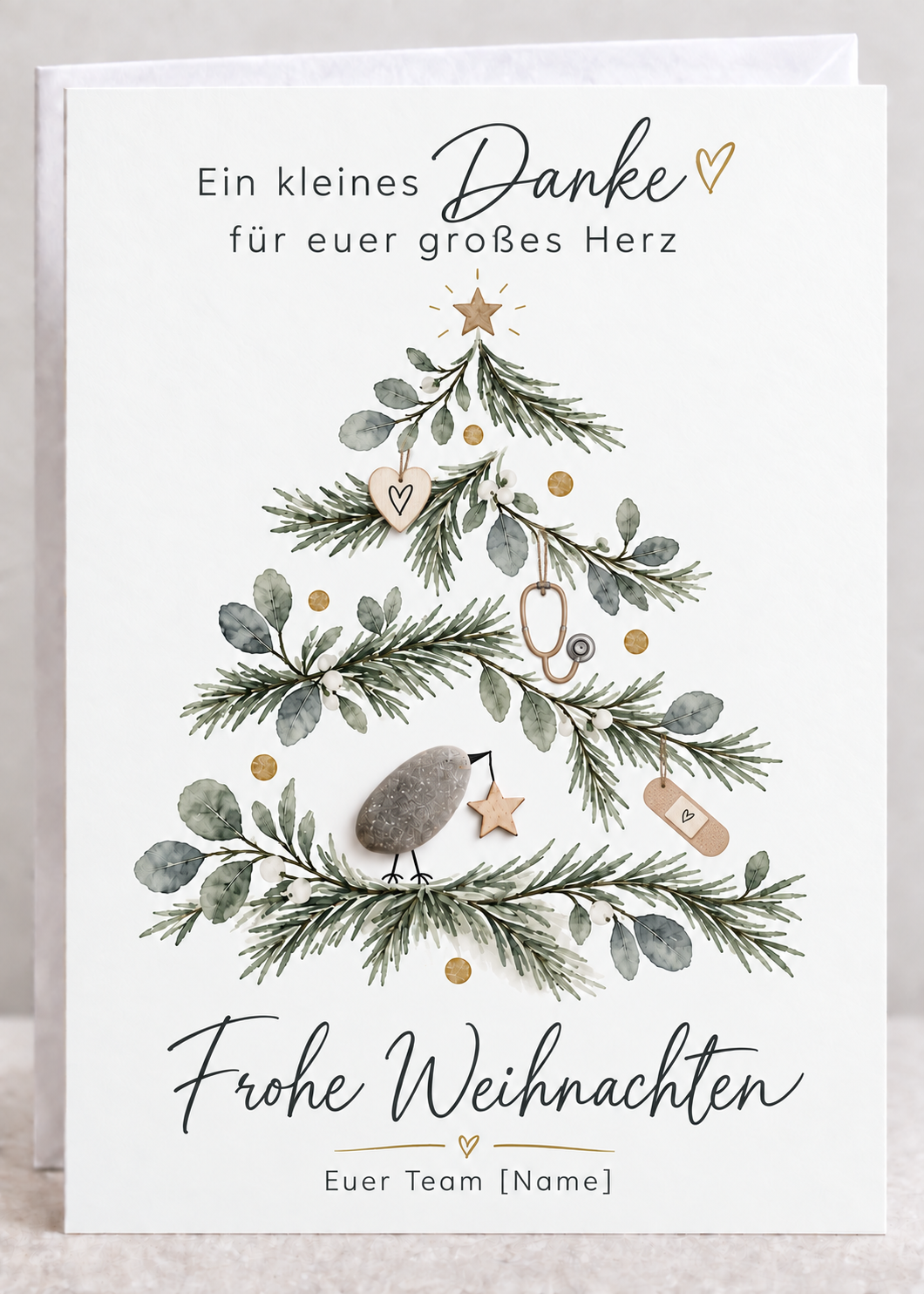 Handgemachte weiße Klappkarte mit Kieselstein-Vogel und Holzstern im Tannenzweig-Weihnachtsbaum mit Herz, Stethoskop und Pflaster, Spruch „Ein kleines Danke für euer großes Herz“ – Weihnachtskarte für das Pflegeteam, Grußkarte mit Umschlag