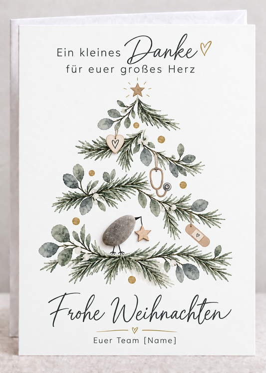 Handgemachte weiße Klappkarte mit Kieselstein-Vogel und Holzstern im Tannenzweig-Weihnachtsbaum mit Herz, Stethoskop und Pflaster, Spruch „Ein kleines Danke für euer großes Herz“ – Weihnachtskarte für das Pflegeteam, Grußkarte mit Umschlag