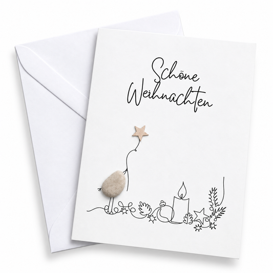 Handgemachte weiße Klappkarte mit Kieselstein-Vogel, Holzstern und Kerze, Spruch „Schöne Weihnachten“ – Weihnachtskarte mit Umschlag