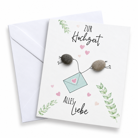 Handgemachte weiße Klappkarte mit zwei Kieselstein-Figuren und Liebesbrief, Spruch „Zur Hochzeit alles Liebe“ – Hochzeitskarte, Grußkarte mit Umschlag