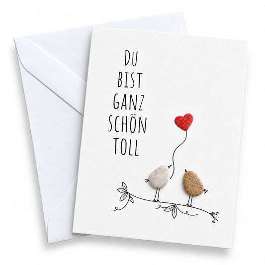 Handgemachte weiße Klappkarte mit zwei Kieselstein-Vögeln auf einem Zweig und rotem Herzballon, Spruch „Du bist ganz schön toll“ – Karte für Wertschätzung und Komplimente, Grußkarte mit Umschlag