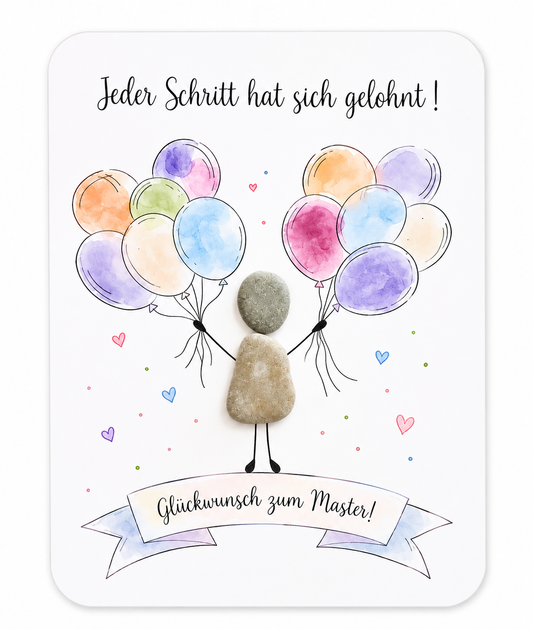 Handgemachte weiße Karte mit runden Ecken, Kieselstein-Figur mit bunten Aquarell-Luftballons, Spruch „Jeder Schritt hat sich gelohnt! Glückwunsch zum Master!“ – Karte zum Masterabschluss, ohne Umschlag