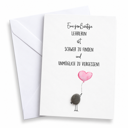 Handgemachte weiße Klappkarte mit Kieselstein-Vogel am rosa Herzballon, Spruch „Eine großartige Lehrerin ist schwer zu finden und unmöglich zu vergessen!“ – Karte als Dankeschön und Abschied für Lehrerinnen, Grußkarte mit Umschlag