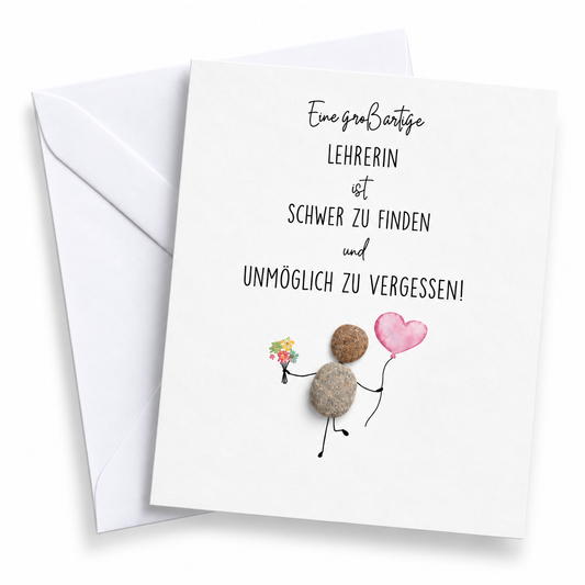 Handgemachte weiße Klappkarte mit Kieselstein-Figur, Blumenstrauß und rosa Herzballon, Spruch „Eine großartige Lehrerin ist schwer zu finden und unmöglich zu vergessen!“ – Karte als Dankeschön und Abschied für Lehrerinnen, Grußkarte mit Umschlag