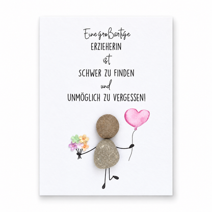 Handgemachte weiße Klappkarte mit Kieselstein-Figur mit Blumenstrauß und rosa Herzballon, Spruch „Eine großartige Erzieherin ist schwer zu finden und unmöglich zu vergessen!“ – Dankeskarte für die Erzieherin, Grußkarte mit Umschlag