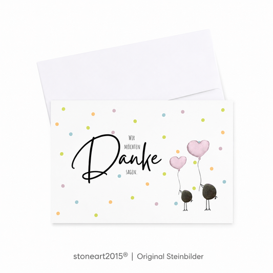 Handgemachte weiße Klappkarte im Querformat mit zwei Kieselstein-Vögeln, rosa Herzballons und bunten Konfetti-Punkten, Spruch „Wir möchten Danke sagen“ – Dankeskarte für Teams, Grußkarte mit Umschlag