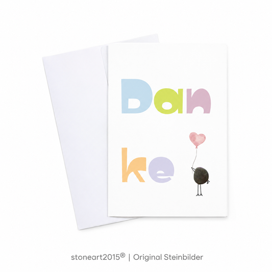 Handgemachte weiße Klappkarte mit Kieselstein-Vogel und rosa Herzballon, bunter Schriftzug „Danke“ in Pastellfarben – Dankeskarte, Grußkarte mit Umschlag
