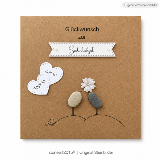 Handgemachte Kraftpapier-Klappkarte mit zwei Kieselstein-Vögeln, weißer Papierblüte und Namensherzen, Banner „Glückwunsch zur Seidenhochzeit“ – Karte zum 4. Hochzeitstag, personalisiert mit Namen