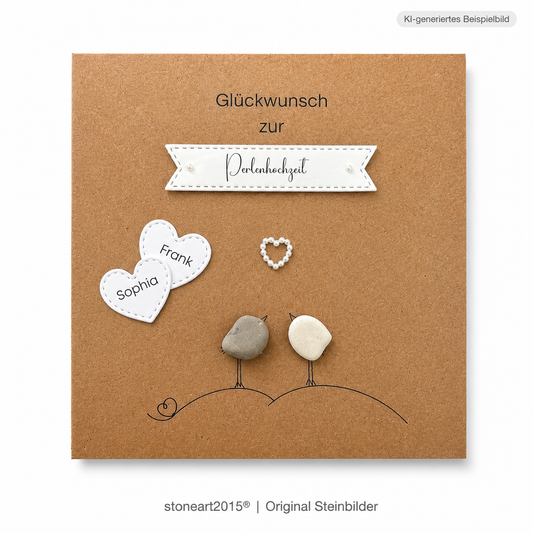 Handgemachte Kraftpapier-Klappkarte mit zwei Kieselstein-Vögeln, Perlenherz und Namensherzen, Banner „Glückwunsch zur Perlenhochzeit“ – Karte zum 30. Hochzeitstag, personalisiert mit Namen