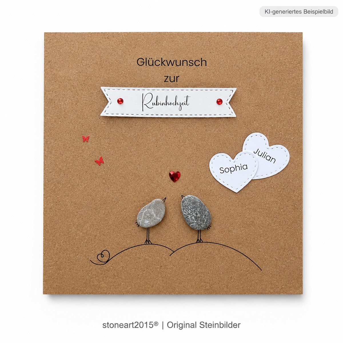 Handgemachte Kraftpapier-Klappkarte mit zwei Kieselstein-Vögeln, rotem Strassherz, roten Schmetterlingen und Namensherzen, Banner „Glückwunsch zur Rubinhochzeit“ – Karte zum 40. Hochzeitstag, personalisiert mit Namen