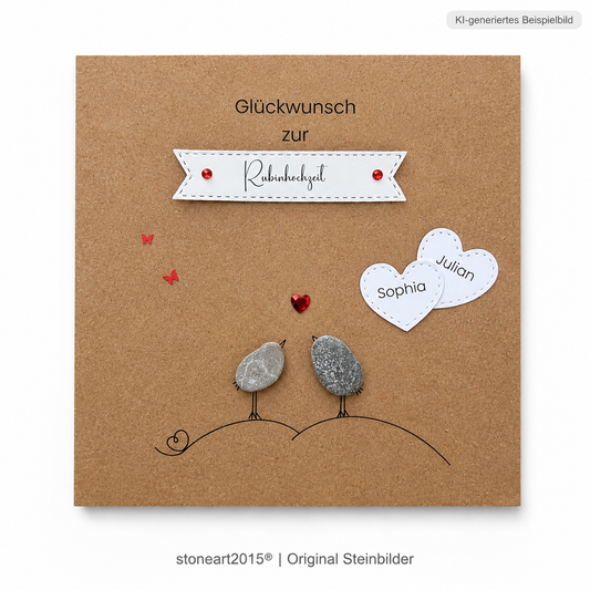 Handgemachte Kraftpapier-Klappkarte mit zwei Kieselstein-Vögeln, rotem Strassherz, roten Schmetterlingen und Namensherzen, Banner „Glückwunsch zur Rubinhochzeit“ – Karte zum 40. Hochzeitstag, personalisiert mit Namen