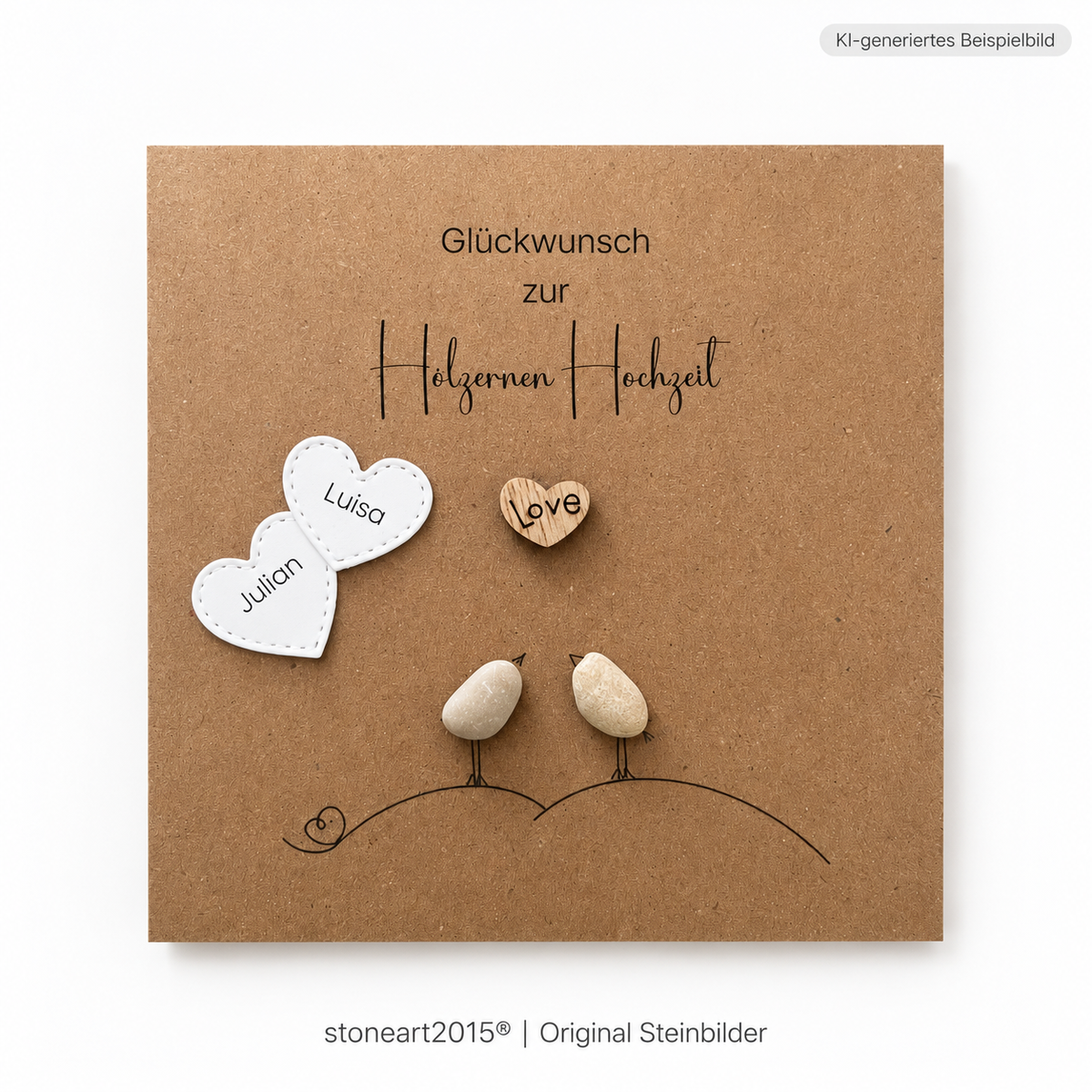Handgemachte Kraftpapier-Klappkarte mit zwei Kieselstein-Vögeln, Holzherz mit „Love“ und Namensherzen, Schriftzug „Glückwunsch zur Hölzernen Hochzeit“ – Karte zum 5. und 10. Hochzeitstag, personalisiert mit Namen