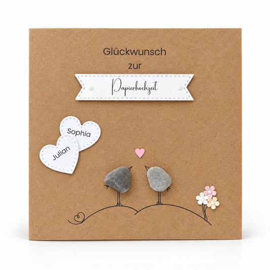 Handgemachte Kraftpapier-Klappkarte mit zwei Kieselstein-Vögeln, rosa Herz, Papierblüten und Namensherzen, Banner „Glückwunsch zur Papierhochzeit“ – Karte zum 1. Hochzeitstag, personalisiert mit Namen