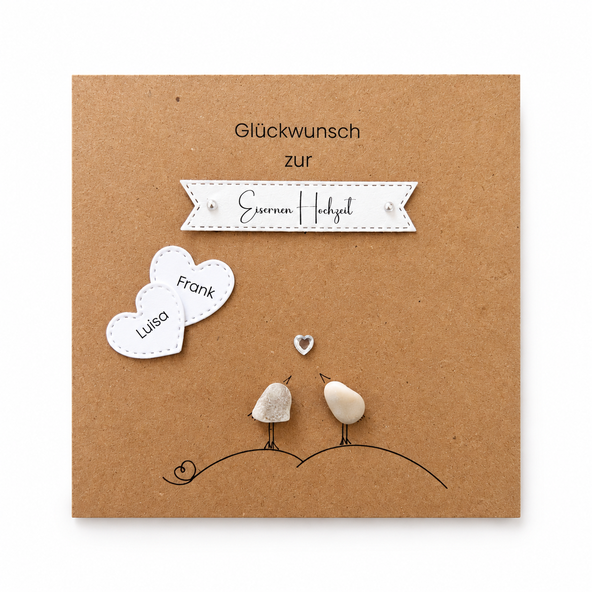 Handgemachte Kraftpapier-Klappkarte mit zwei Kieselstein-Vögeln, funkelndem Strassherz und Namensherzen, Banner „Glückwunsch zur Eisernen Hochzeit“ – Karte zum 65. Hochzeitstag, personalisiert mit Namen