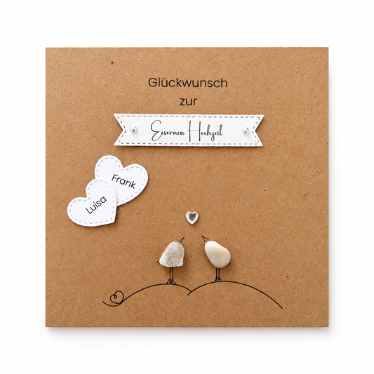 Handgemachte Kraftpapier-Klappkarte mit zwei Kieselstein-Vögeln, funkelndem Strassherz und Namensherzen, Banner „Glückwunsch zur Eisernen Hochzeit“ – Karte zum 65. Hochzeitstag, personalisiert mit Namen