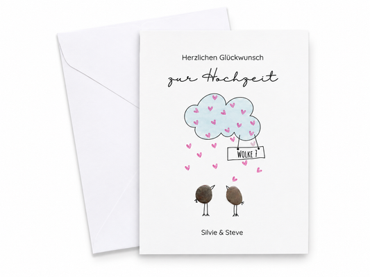 Handgemachte weiße Klappkarte mit zwei Kieselstein-Vögeln unter einer Herzchen-Wolke mit Schild „Wolke 7“, Spruch „Herzlichen Glückwunsch zur Hochzeit“, personalisiert mit Namen – Hochzeitskarte, Grußkarte mit Umschlag