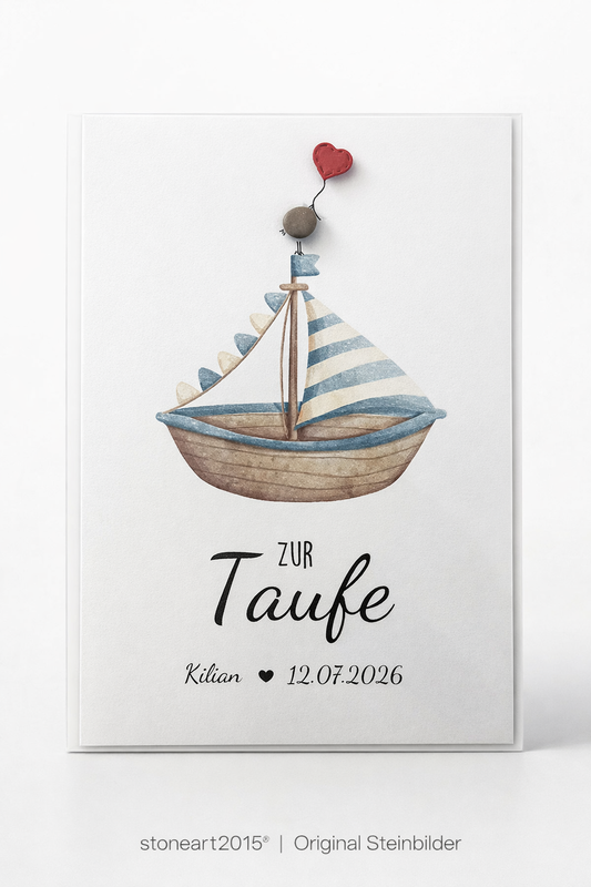 Handgemachte weiße Klappkarte mit Kieselstein-Vogel mit rotem Herzballon auf blauem Segelboot, personalisiert mit Name und Datum, Schriftzug „Zur Taufe“ – Taufkarte für einen Jungen, Grußkarte