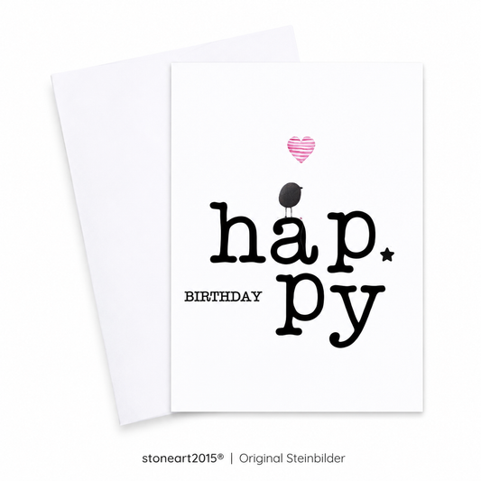 Handgemachte weiße Klappkarte mit Kieselstein-Vogel auf dem Schriftzug „happy“ und rosa gestreiftem Herz, Schriftzug „Happy Birthday“ im Schreibmaschinen-Stil – Geburtstagskarte, Grußkarte mit Umschlag