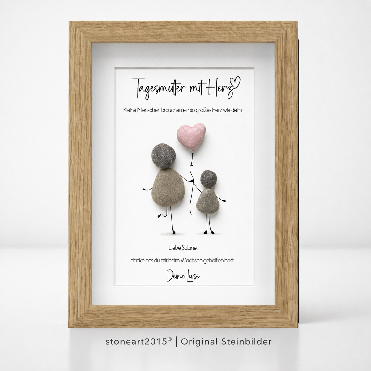 Kieselsteinbild Tagesmutter mit Herz – Kleine Menschen brauchen ein so großes Herz wie deins, personalisierbares Dankeschön für Tagesmutter, handgemachtes Steinbild