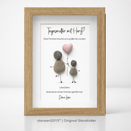 Kieselsteinbild Tagesmutter mit Herz – Kleine Menschen brauchen ein so großes Herz wie deins, personalisierbares Dankeschön für Tagesmutter, handgemachtes Steinbild