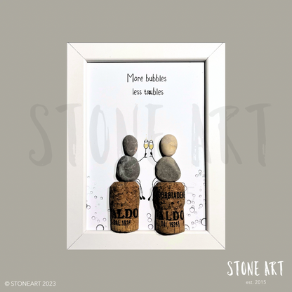 WEIN54-Handgemachtes Steinbild „More bubbles, less troubles“ – Geschenk für Feierliche, personalisierbar, Natursteine
