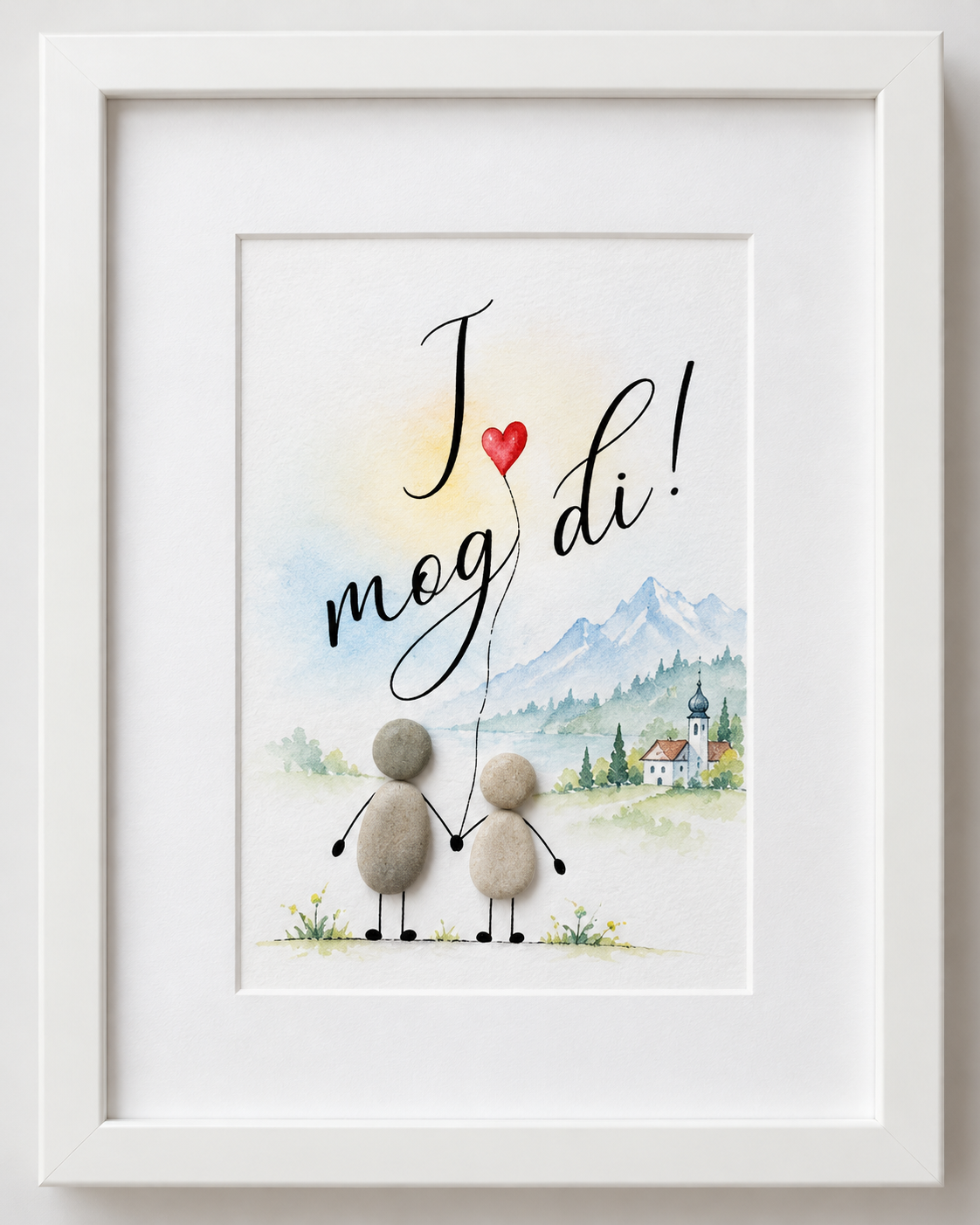 Kieselsteinbild „I mog di!“ – zwei Kieselstein-Figuren mit Herzballon vor Alpen und Kirche, bayerisches Liebesgeschenk, handgemachtes Steinbild