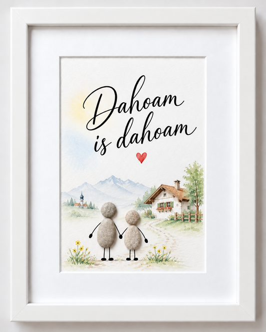 Kieselsteinbild „Dahoam is dahoam“ – zwei Kieselstein-Figuren Hand in Hand vor Bauernhaus, Kirche und Alpen, bayerisches Heimat-Geschenk, handgemachtes Steinbild