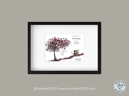 Handgefertigtes Steinbild zur Rubinhochzeit mit zwei sitzenden Steinfiguren unter einem Baum mit roten Herzblättern, daneben der Text „Alles Liebe zur Rubinhochzeit – Ein Leben, zwei Herzen, vier Jahrzehnte“, personalisierbar mit Namen und Datum, gerahmt