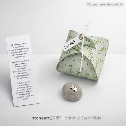 Schmunzelstein Glücksbringer lila – handbemalter Naturstein, kleines Geschenk