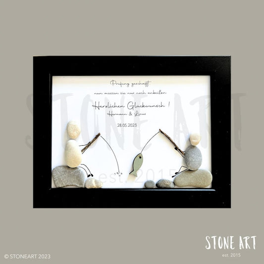 Handgemachtes Steinbild mit Spruch zur bestandenen Anglerprüfung – Geschenk für Angler