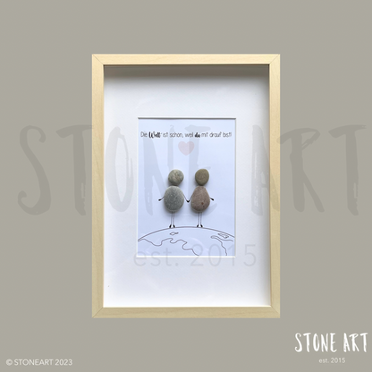 Handgemachtes Steinbild mit Spruch ‚Die Welt ist schön, weil du mit drauf bist‘ – Geschenk für Freundin, Mama oder Partner