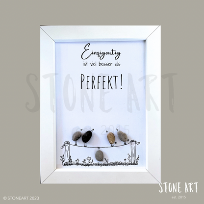 Handgemachtes Steinbild mit dem Spruch „Einzigartig ist viel besser als perfekt“ – inspirierendes Geschenk für Selbstliebe, Mut und Individualität.