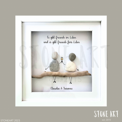 Handgefertigtes Steinbild mit Spruch 'Es gibt Freunde im Leben und es gibt Freunde fürs Leben' im weißen Rahmen