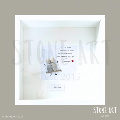 Handgemachtes Steinbild mit Schaukelmotiv und dem Spruch „Wir bleiben Freundinnen bis wir alt und vergesslich sind“ – humorvolles Freundschaftsgeschenk.