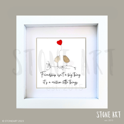 Handgemachtes Steinbild mit Spruch „Friendship isn’t a big thing – it’s a million little things“, perfektes Freundschaftsgeschenk für beste Freundin.
