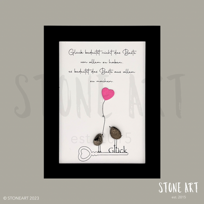 Handgemachtes Steinbild mit dem Spruch „Glück bedeutet nicht, das Beste von allem zu haben“ – inspirierendes Geschenk zur Lebensfreude & Achtsamkeit.