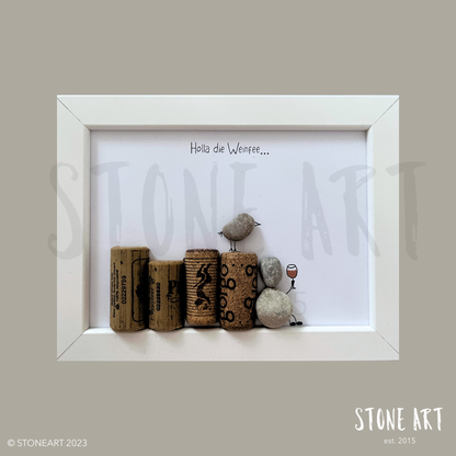 Handgemachtes Steinbild mit dem Spruch „Holla, die Weinfee“ – humorvolles Geschenk für Weinfreundinnen, Genießer:innen & Mädelsabende.
