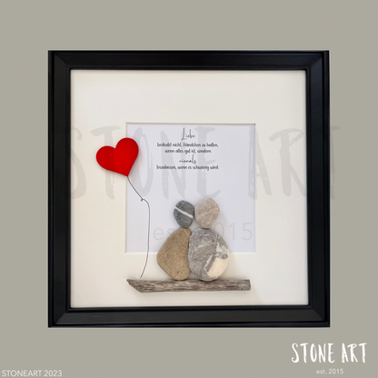 Handgemachtes Steinbild mit dem Spruch Liebe bedeutet nicht Händchen zu halten – Geschenk für Partner:in