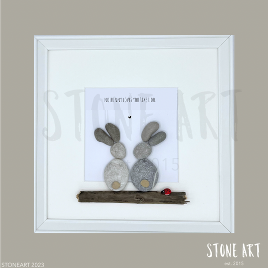Handgemachtes Steinbild mit Hasenmotiv und dem Spruch „No bunny loves you like I do“ – süßes Geschenk für Partner:in, Kind oder Lieblingsmensch.
